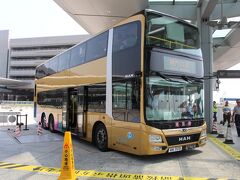 ということで、香港の口岸ターミナルを出発してから1時間ちょっとで到着です。

にしても、シャトルバスのこの成金感。ゴールドが眩しいね。