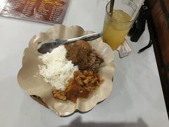 時間が遅かったので品切れのものもあったらしいけれど
美味しくいただきました。
15000Rpの基本にそれぞれトッピングをして3人で65000Rpとコスパよし。
