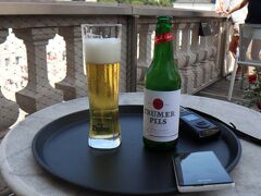 途中のテラスで，ビールを頂きました。
教会の鐘を聞きながら，至福の時間。。