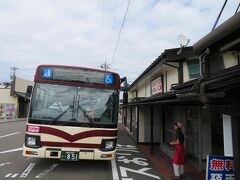 芦原温泉駅から４０分ほどで東尋坊バス停に着きました。
バス停の目の前にある「夕なぎ」というお店の係員さんが出ていて
「お荷物預かりますよ」と言いながらお土産の割引券を配っていました。
重たいカートはここで預けて東尋坊に向かいます。
事前にフォートラ旅行記を見て、このお店で無料で荷物を預かってくれることを知っていたので助かりました。
特にお土産を買ってくれとか言われたりはしませんでした。便利な場所なので帰りのバス待ちの時間にここのレストランを利用させてもらいましたが。
