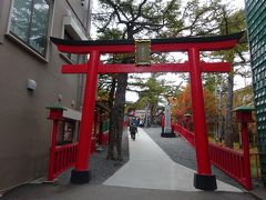 五合目にある小御嶽神社。赤い鳥居が美しい。
五合目周辺は「天狗の庭」と呼ばれ、天狗が支配していたという言い伝えがあり、小御嶽太郎坊正真という天狗様が道開きの神様として神社に祀られています。
