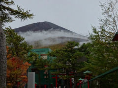 神社から富士山の頂上を臨む、天気は良くないけれど時折雲が切れて、頂上が顔をのぞかせる、紅葉も見られてベストショットが撮れました。

水は貴重なんだろうけれど、とにかく観光客が増えすぎて清掃が気になる。
あたり一面アンモニア臭が漂っていて衛生面が不安です。