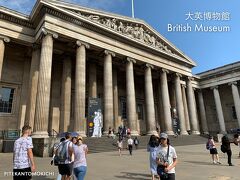 やっと到着しました～。時刻は10時半。門の外まで入場列が伸び、敷地内にもクネクネ入場列が続いています。日曜日ということもあってかなりの人出。
中で列がふたてに分かれます。「チケットのある人はこちら」あれ？大英博物館ってDonate（寄付）だけで入場は無料じゃなかったっけ？慌てて調べると、企画展（マンガ展）は有料チケットが必要とのこと。えええ！まじか！チケット手配してない！痛恨のミス！大英博物館のHPもちゃんと確認してたのに、なぜ気づかなかったんだ・・・自分。