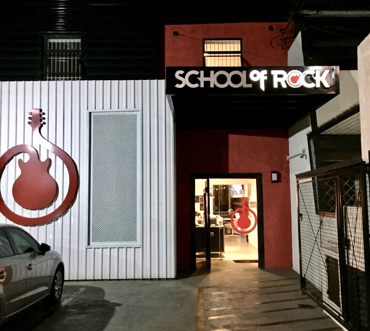 【道端にSCHOOL OF ROCK】

ブラジルポルトガル語では、ロックを「ホッキ」と発音します。気が抜けた「ロッケンロール（内田裕也風に）」です...

こういうのが子供の時に家の近くにあったらな～、

