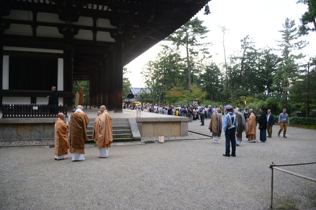 正面には多くの参拝者が、観月讃仏会法要の始まるのを待っています。<br /><br />金堂横より<br />