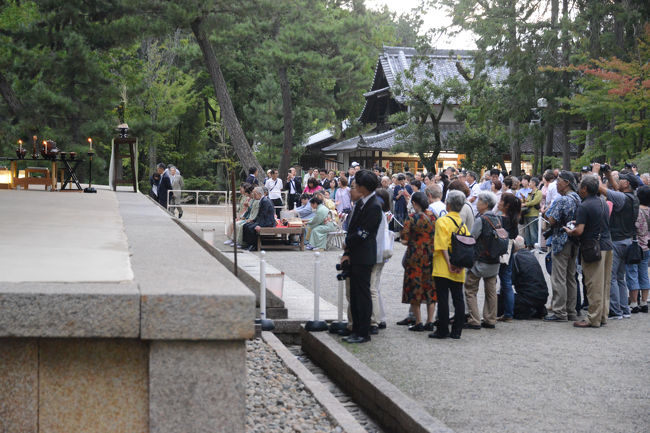 観月讃仏会法要の始まりを待つ参拝者。　　<br /><br />金堂前にて<br />