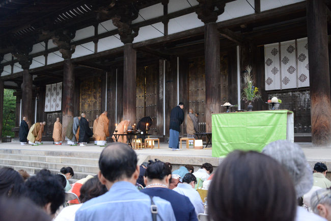 観月讃仏会法要の始まりです。　<br />