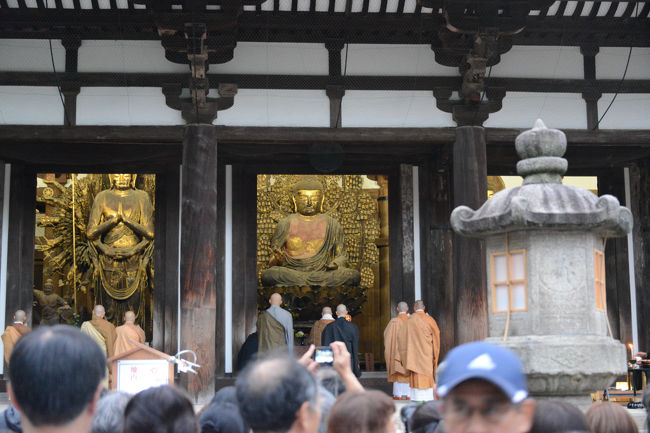 左は「千手観音菩薩立像」　　　<br /><br />その右が「廬舎那仏坐像」　<br />