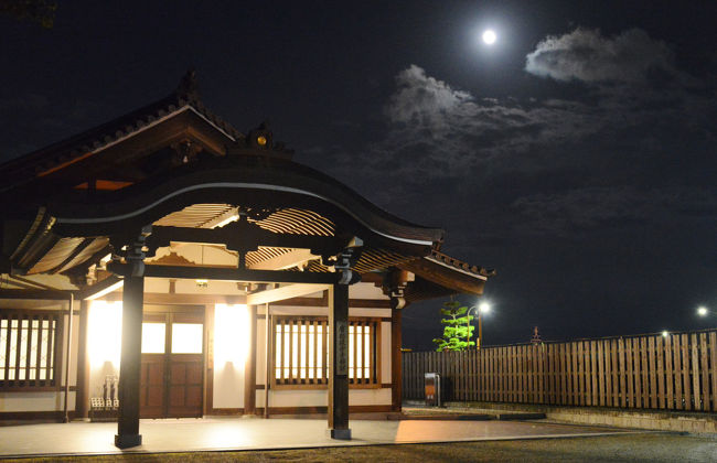 社務所　＆　名月。　　　　<br /><br />１９時４１分。<br />