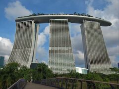 20：35　チャンギ空港に着き、今夜と明日の宿泊先「マリーナベイサンズ」には22：00に到着しました