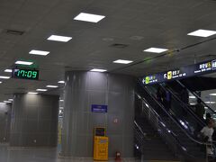 釜山の金海国際空港のロビーに17:09に到着