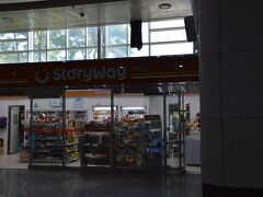新慶州駅に着きました。新しい駅で周りになりもありません。駅内のこのコンビニでT-MoneyKardにチャージできました。