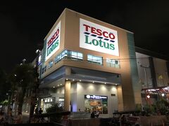 １日目 夜
ホテルから徒歩約５分
「TESCO Lotus RAMAⅠ」
