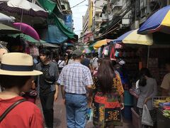 ２日目 午後
「ICONSIAM」から無料シャトルボートに乗って
サトーン船着場に戻る予定だったが、間違えて
チャオプラヤーエキスプレス　THB20（JP￥72）
に乗ってしまった・・・
次の船着場がチャイナタウンだったので
予定を変更してチャイナタウンに行くことにした
最近開通したばかりの新しいMRT駅を目指して歩く

