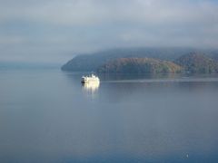 １０/２１（月）　朝一番の部屋からの眺望です～、

今朝も秋晴れの良い天気に成りました。
朝一番の観光船がもう出発してました…、実に神秘的な景観です。