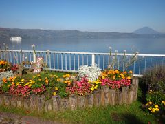 湖畔沿いに作られた小さな花壇には可愛い花々がいっぱい！、

お手製の洞爺湖の案内板が置かれてます…、記念写真用でしょうか？、
外国人観光客の皆さんが順番待ちしながら撮影されていますね～。

＊詳細はクチコミでお願いします