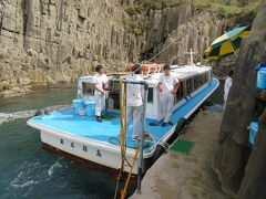 急な階段を下りて遊覧船降り場へ。
降りてきたのはいいけど帰りの上りが。。。今は考えないでおくことにしましょうｗ
親切なお兄さんたちが迎えてくれました。