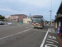 １３時２３分発の三国観光ホテル前行き京福バスは少し遅れて到着。