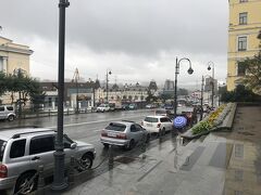 今日は午前中が雨予報
ウラジオストクっ子は傘を差しません。
多少濡れるのは平気なようです。
私も郷に入れば郷に従えで傘を差さずマネします。

とはいえ、ずっと野外にいるのはつらいので、シベリア鉄道終着であるウラジオストク駅を見に行きます。
昨日、空港から電車に乗ってウラジオストク駅まで到着しましたが、シベリア鉄道及び近郊列車と空港列車は改札口が異なります。
本物のウラジオストク駅に行ってみましょう。
