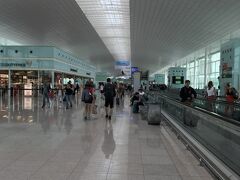 ＜バルセロナ空港＞
１年ぶりにただいまヽ(^。^)ノ
こちらも昇降客混在パターンです。