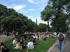 公園にはすごい人。
芝生に皆さん座って飲み物飲んで歓談。
日本のお花見みたいな感じでした。

フィンレイソンで布地を買いたいと思っていた友。お店に近づくにつれて早足になり一目散にお店の中へ。でも布地がお店になくて、友の落胆ぶりが、かわいそうだけどおかしかった。
気を取り直してアパート近くの布やさん「ユーロカンガス」へ。
ここでフィンレイソンの布地を見つけて大満足の友でした。

３人ともいろいろ布を買いました。