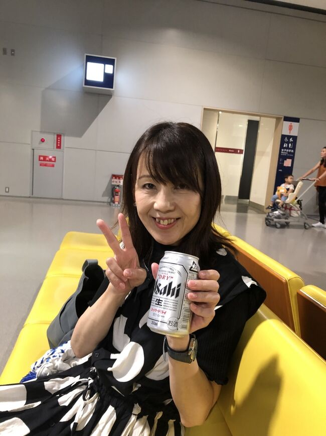 こんばんは♪ともりんです。今回は関空からの出発！ツアーはJTBさんの安いやつ。航空機も直前まで何になるかわからないという！でもでもなんとJAL～♪チマチマとマイルも貯めてて年に一度のディズニー行きに恩恵を受けてると言う（笑）だからだからめっちゃラッキーです。出発ゲートで晩酌中です。<br />