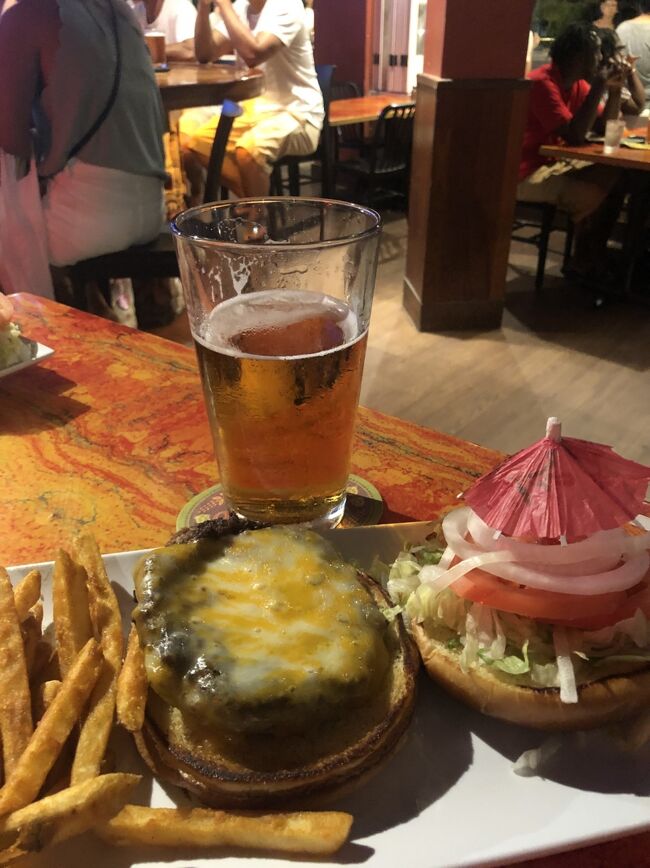 夕飯はハンバーガーとビールで２日目終了！<br />名前忘れたけどビーチ沿いのハンバーガー屋さんで。