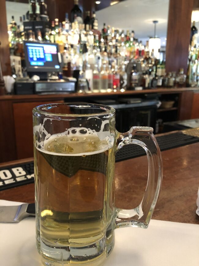 もちろんハッピーアワー<br />予約なしだったけど少し待ったらカウンターに案内してくれました～！やったーの乾杯♪