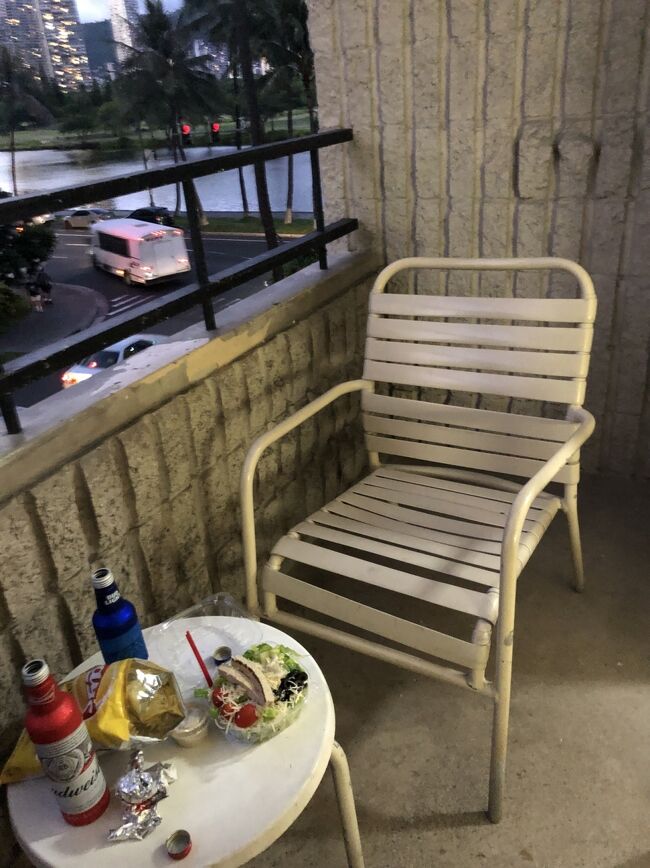 いきなりホテル！夜食にホットドッグやサラダとビールをABCで調達して戻りました。1日目は早めの就寝です。