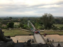 大きくて綺麗に整備された遺跡公園が見えます。
ボロブドゥール寺院からまっすぐ続く道と緑、遠くの山々もきれいです。
