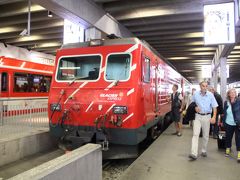 ツェルマット駅に到着！　時刻は18:10。サマータイムですが、まだまだ外は明るかったです。