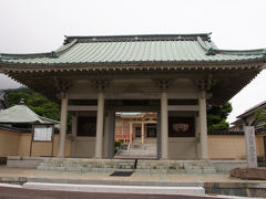 こちらも山門だけの『称名寺』。
1644（正保元）年にできた寺院で函館で二番目に古いそうです。
境内には入りませんでしたが、土方歳三の供養塔もあるとか。

建物自体は新しくコンクリート製でした。