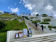 オリックスレンタカーを借りて向かったのは、前から気になっていた瀬長島。
山の斜面にカジュアルなお店が並ぶ、若い子向けの観光スポット。
那覇空港の近くにあるため、車だと立ち寄り易い。

ただ、細い道が周囲を１本通っているだけなので（一部、一歩通行）、路肩には車が路駐してあるし、一度渋滞したら大変そう（Uターン出来ない）！←なので、復路のついでに寄るのは危険だと思った。
