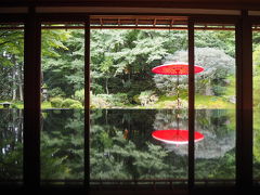 大阪から車で1時間半弱、
まずは「旧竹林院」にやってきました。
比叡山の麓にあり、
昔、延暦寺のお坊さんの隠居所として
使われていたそうです。
こちらは1階、赤い番傘が映えますね。
