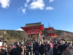 お腹も満足なので清水寺へ向かいます。
仁王門・・・人凄い・・