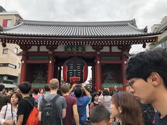 さ、やって来ました「雷門」

義母は新幹線が初めてなだけで、東京に来たことがないわけではなく、雷門にも来ているそうです。
もちろん私たち夫婦も来ています。
なので、旅行のプランを立てるときには悩みました。
行った事が無い所+高齢者に優しい所、という事をテーマにプランを考えなくちゃなりません。

であれば、今日のメイン観光は「両国国技館」での相撲観戦なので、それまでの時間つぶしで同じ方向の観光名所という事で「雷門」という事になりました。