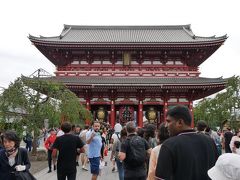 浅草寺宝蔵門。

雷門をくぐり仲見世を通り抜けるとまた門があり、ここが浅草寺の宝蔵門。
「浅草寺」を「せんそうじ」と読むのはちゃんと知ってましたよ～。(笑)

静岡にある「浅間神社」も「せんげんじんじゃ」だし。(笑)
北海道のアイヌ語由来の地名も難しいけど、古くからの歴史がある本州の地名もよそ者にしたら大変だわ。