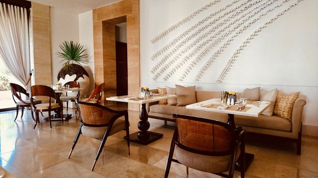 朝のテラス席は太陽があたり暑くなるので、朝は室内が正解です。ラグジュアリーな空間☆☆