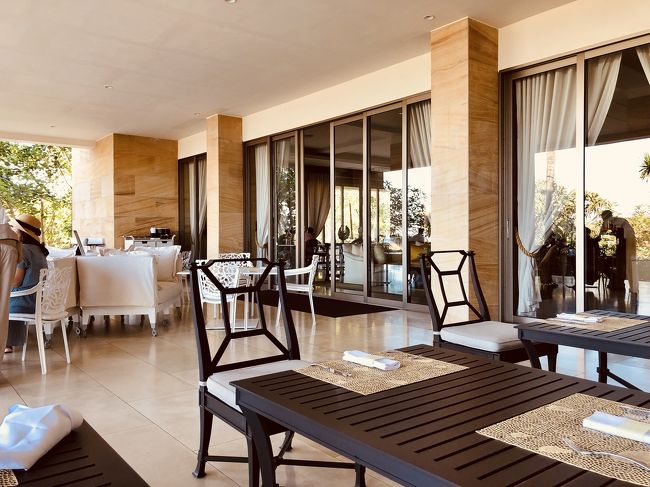 風が気持ち良いのでテラス席に。