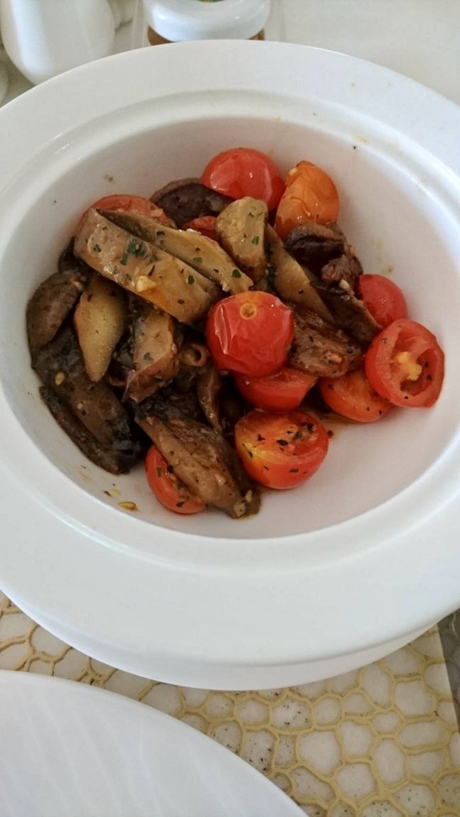 ポルチーニ茸とマッシュルームプチトマト添え<br />ガーリックバジル