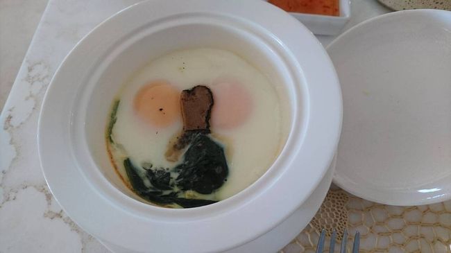 目玉焼きとほうれん草 ブラックトリュフ