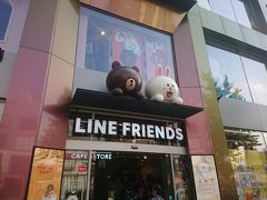 気を取り直して梨泰院（Itaewon イテウォン）のLINEフレンズショップ
明洞にもショップはあるのですが、カフェに来てみたかったので、行ったことない街にも行きたいし、今回はあちこち行ってみました