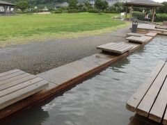 今朝は東京にいたのに、午後、こうして、足湯に浸かりながら堂々桜島を眺める、この静けさ、癒されます
