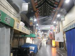 20:50　近くに黒門市場があるのを思いだし行ってみましたが、すでにほとんどの店が閉まっていました。