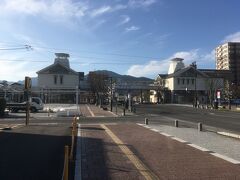 伊万里の橋は鉄道駅の橋。左がJR伊万里駅、右がMR伊万里駅。線路はどこ？踏切もみあたらず。…なんと、ないんですね。歩行者用横断橋だけ。