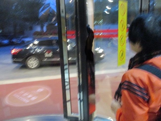 フロントにタクシー頼みました。