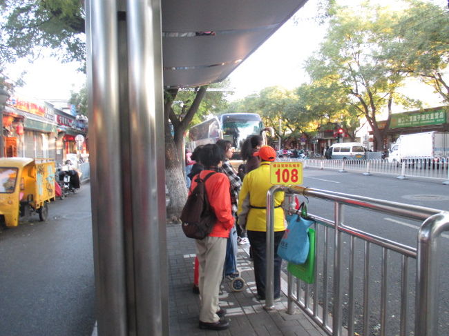 １０８番バスは宿の前に止まります。