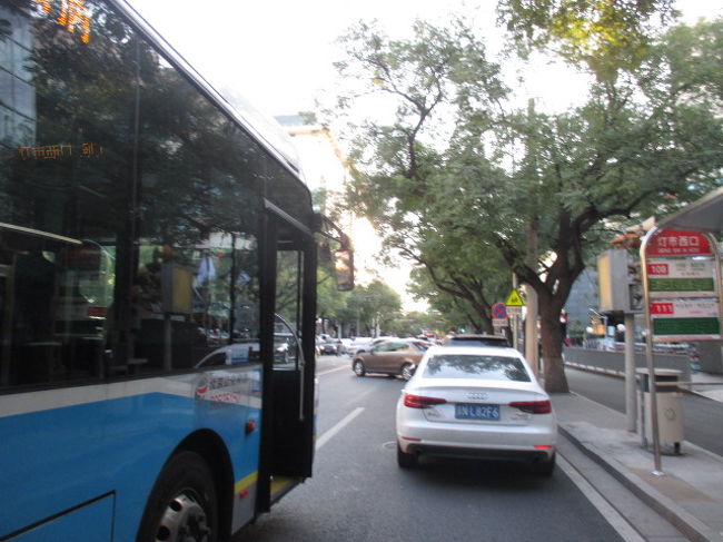 「灯市西口」バス停。<br />ホテルのまん前で便利です。