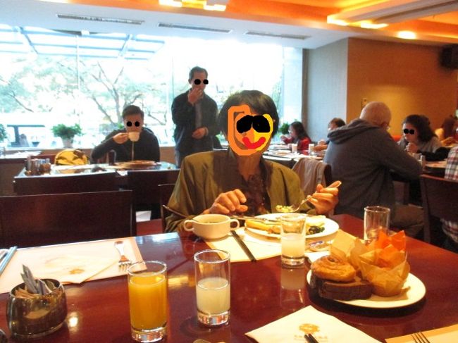 朝食はここのホテルいいですョ。<br />オムレツ・ソーセージ・果物。<br />