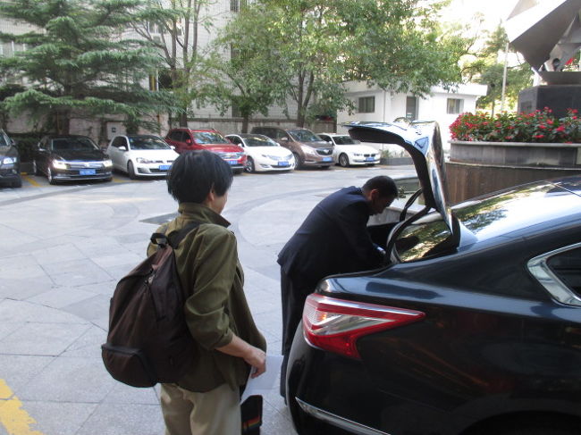 空港までタクシーを頼みました。黒塗りタクシー。<br />９：５０発車。